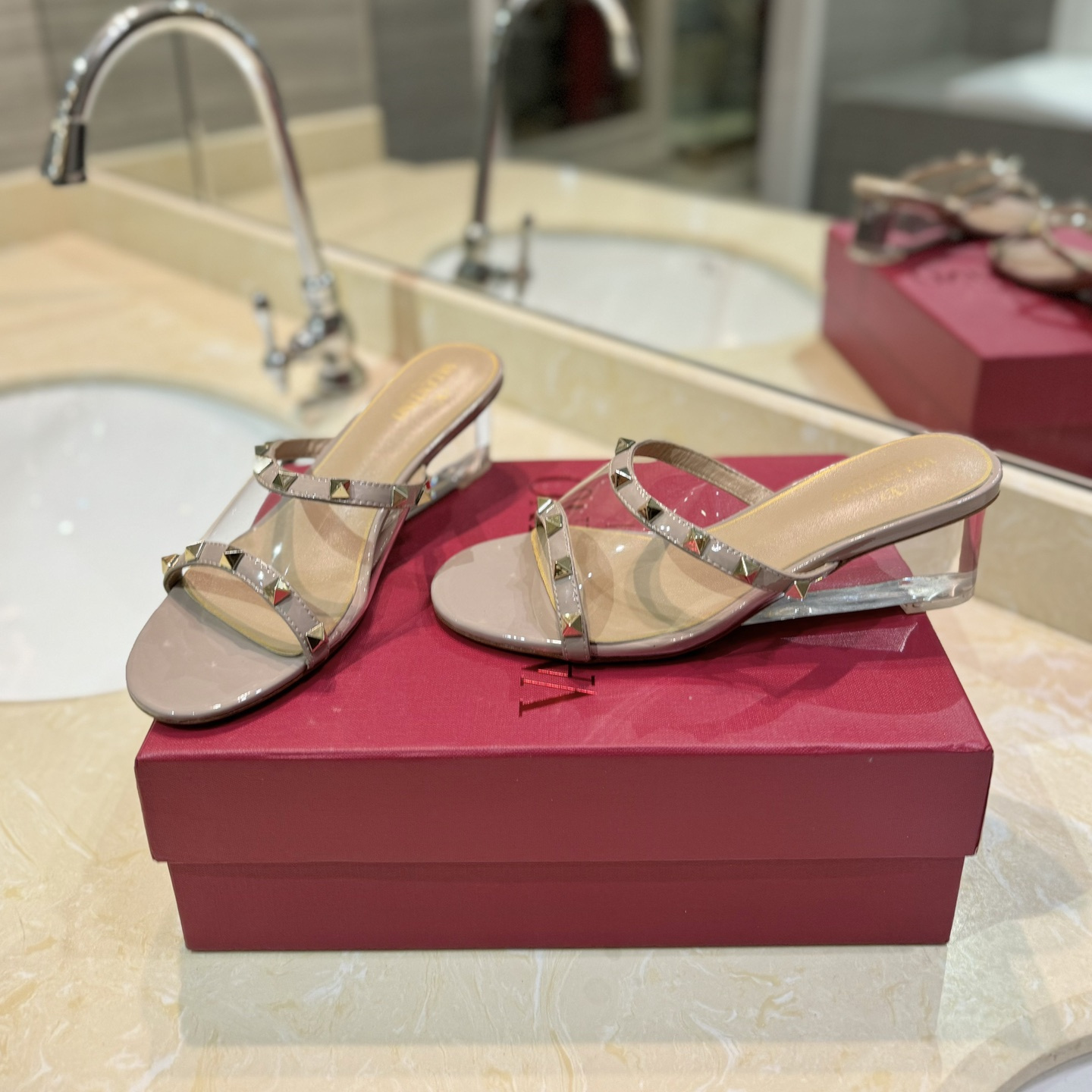 高仿Valentino*2W0S0GI鉚釘水晶踭涼鞋淺粉膠片4.5CM免檢版