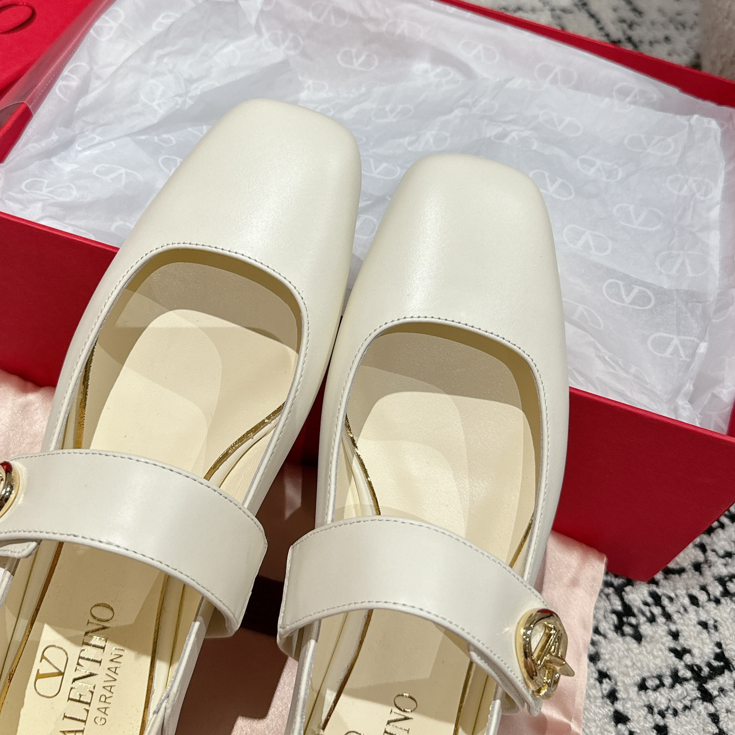 高仿Valentino*5W2S0JD方頭單鞋小牛皮白色平底免檢版