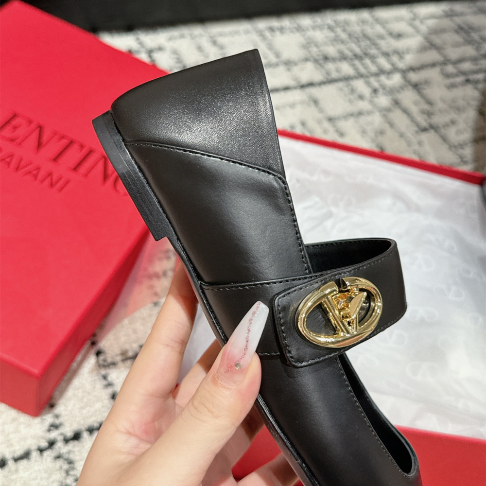 高仿Valentino*5W2S0JA方頭單鞋小牛皮黑色平底免檢版