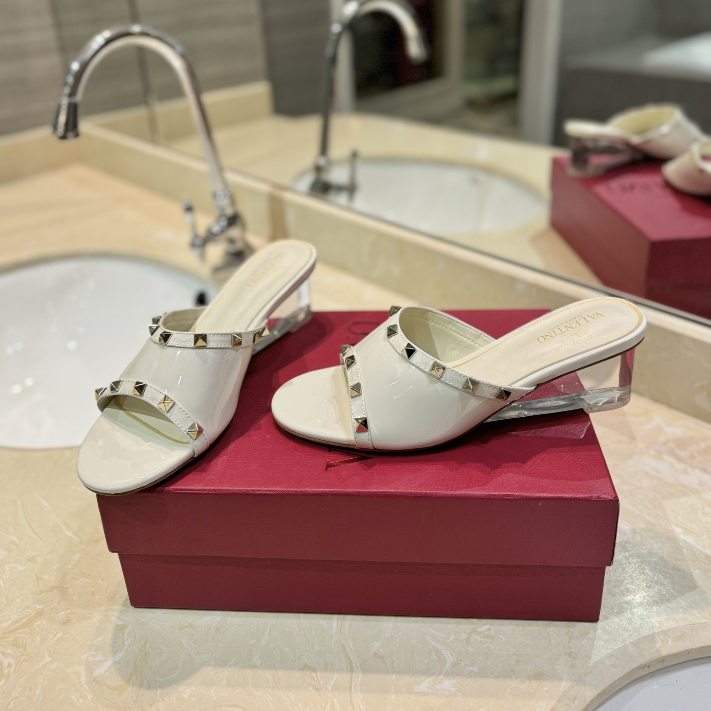 高仿Valentino*2W0S0GQ鉚釘水晶踭涼鞋白色4.5CM免檢版