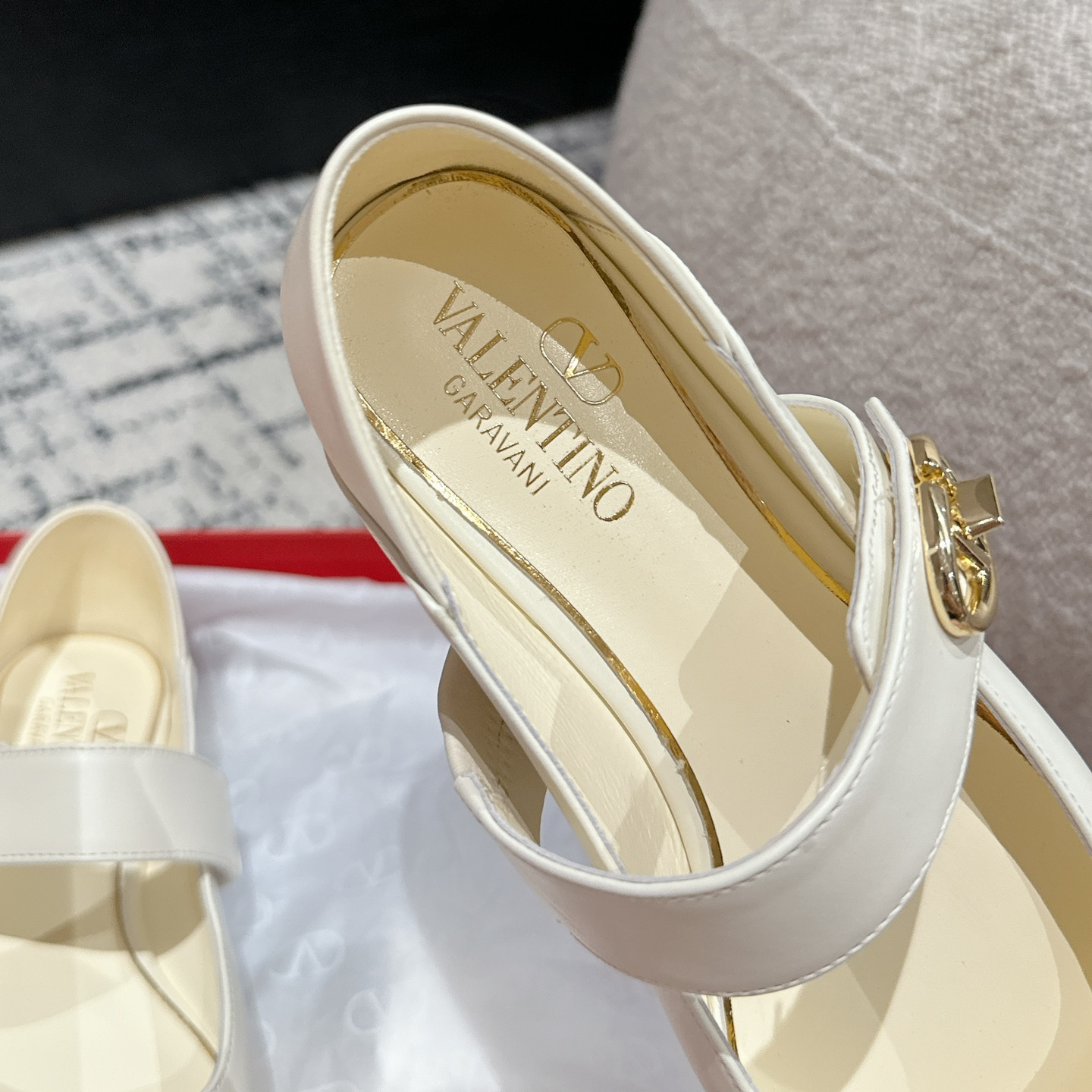 高仿Valentino*5W2S0JD方頭單鞋小牛皮白色平底免檢版