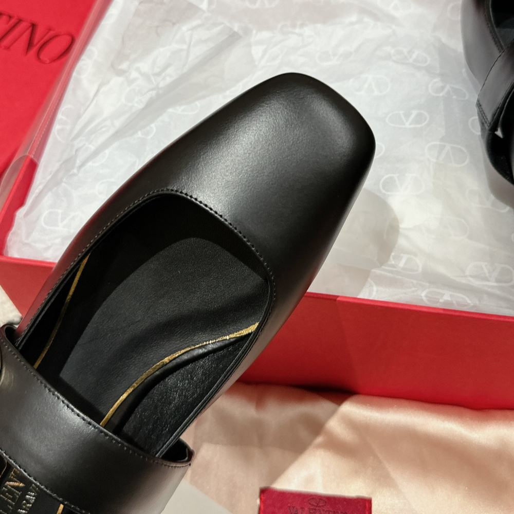 高仿Valentino*5W2S0JA方頭單鞋小牛皮黑色平底免檢版