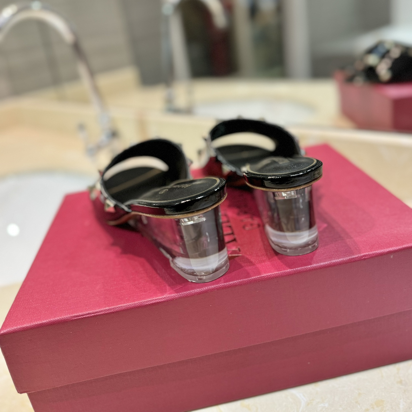 高仿Valentino*2W0S0GW鉚釘水晶踭涼鞋黑色4.5CM免檢版