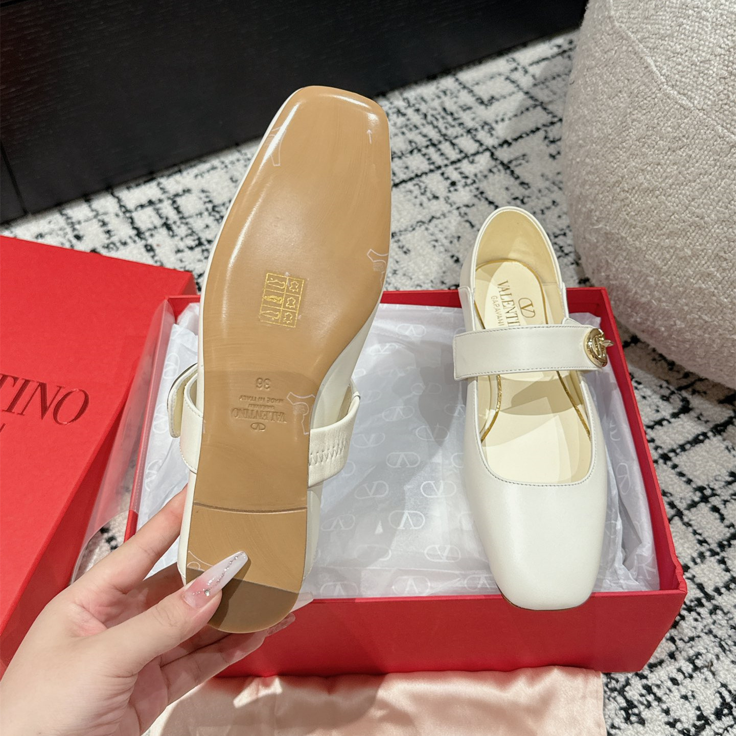 高仿Valentino*5W2S0JD方頭單鞋小牛皮白色平底免檢版