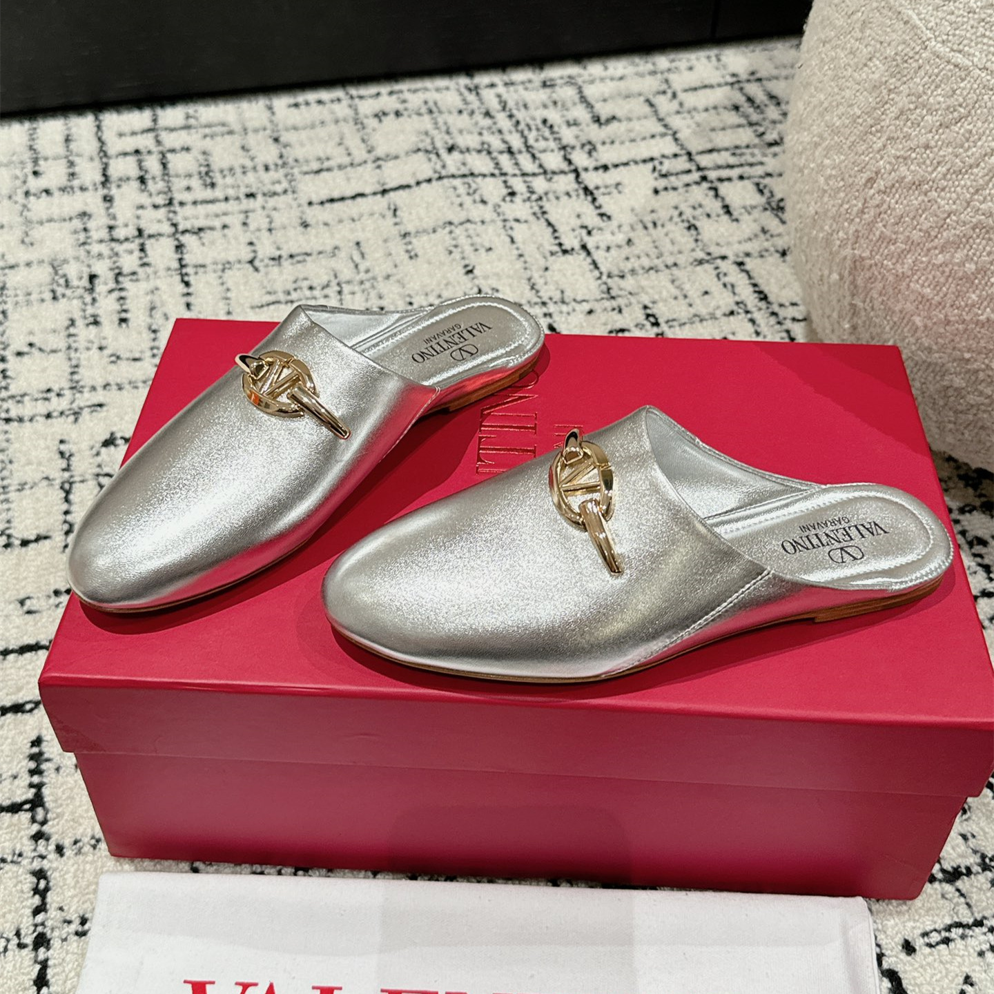 高仿Valentino*4W2S0IQ簡約包頭拖鞋漆皮印刷免檢版