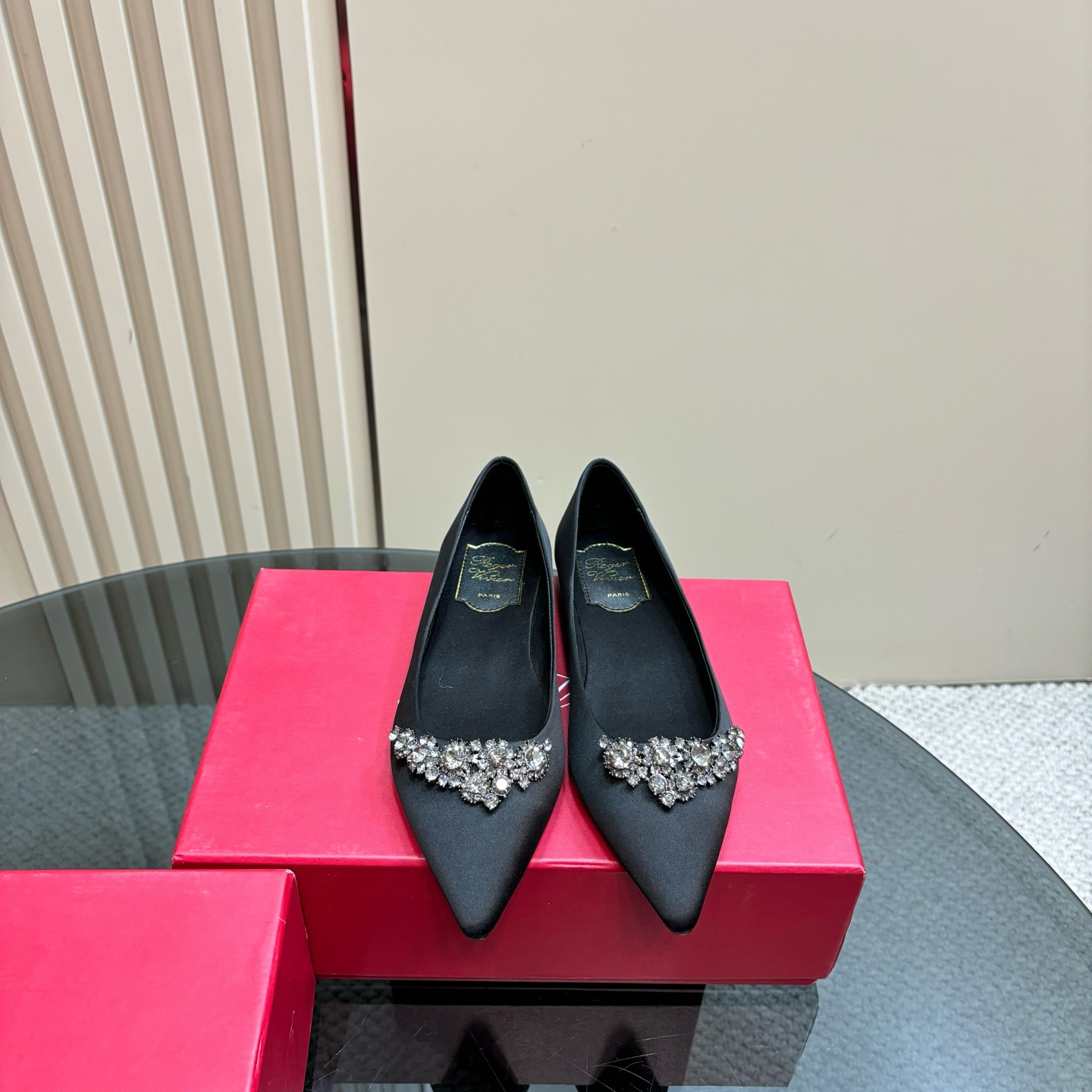 高仿RogerVivier*RVW5024水鑽尖頭平底鞋黑色免檢版