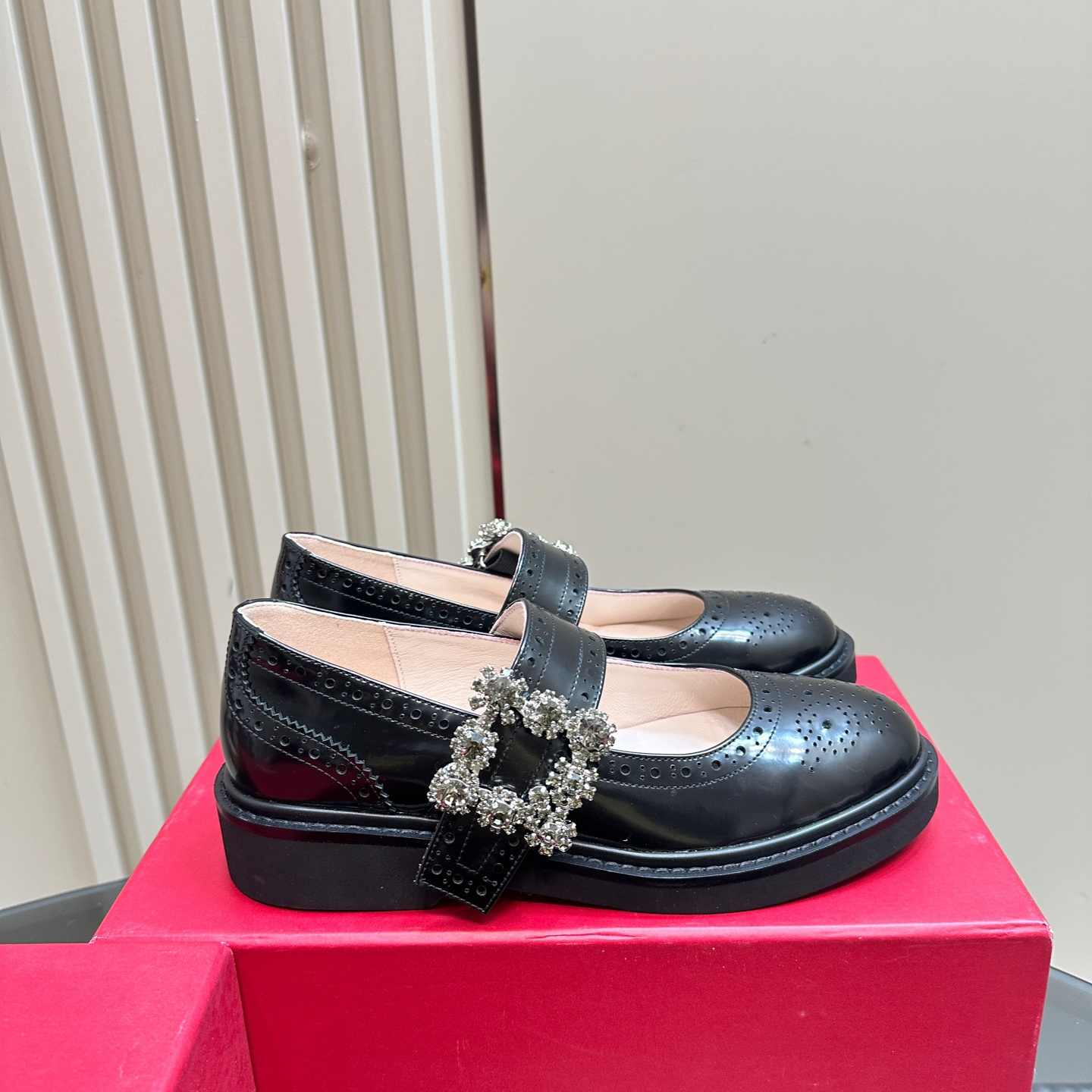高仿RogerVivier*RVW5484鑽扣粗跟瑪麗珍鞋黑色3CM免檢版