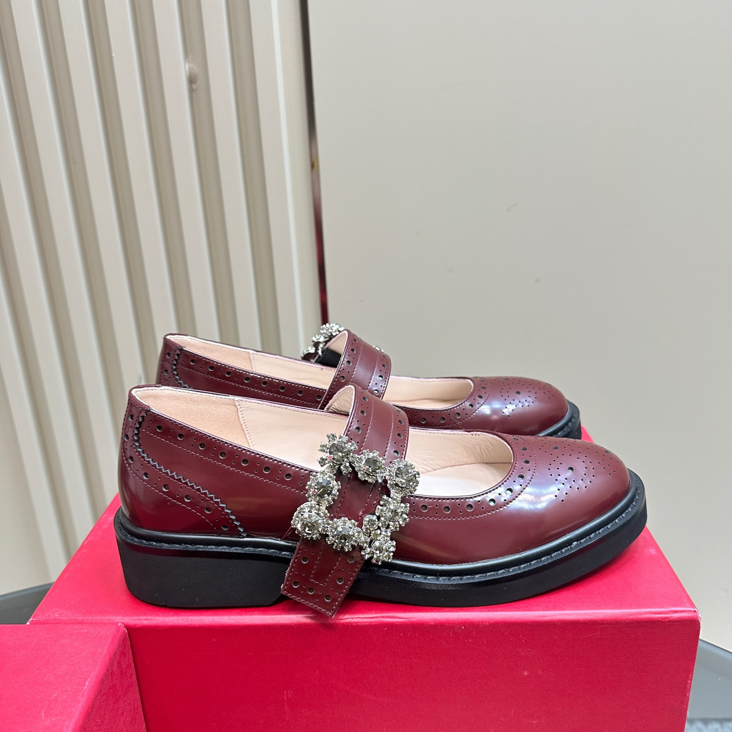 高仿RogerVivier*RVW5485鑽扣粗跟瑪麗珍鞋紅色3CM免檢版