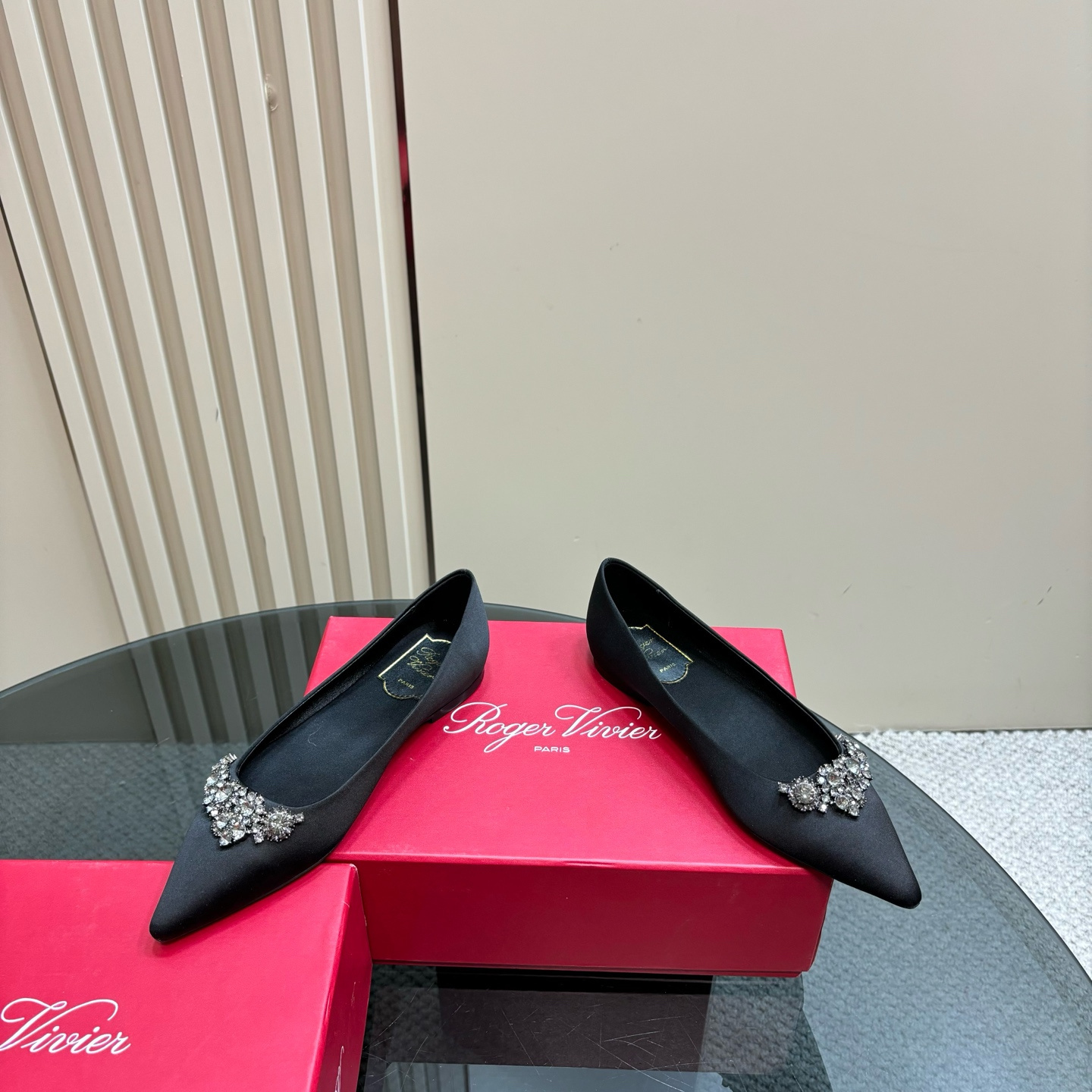 高仿RogerVivier*RVW5024水鑽尖頭平底鞋黑色免檢版