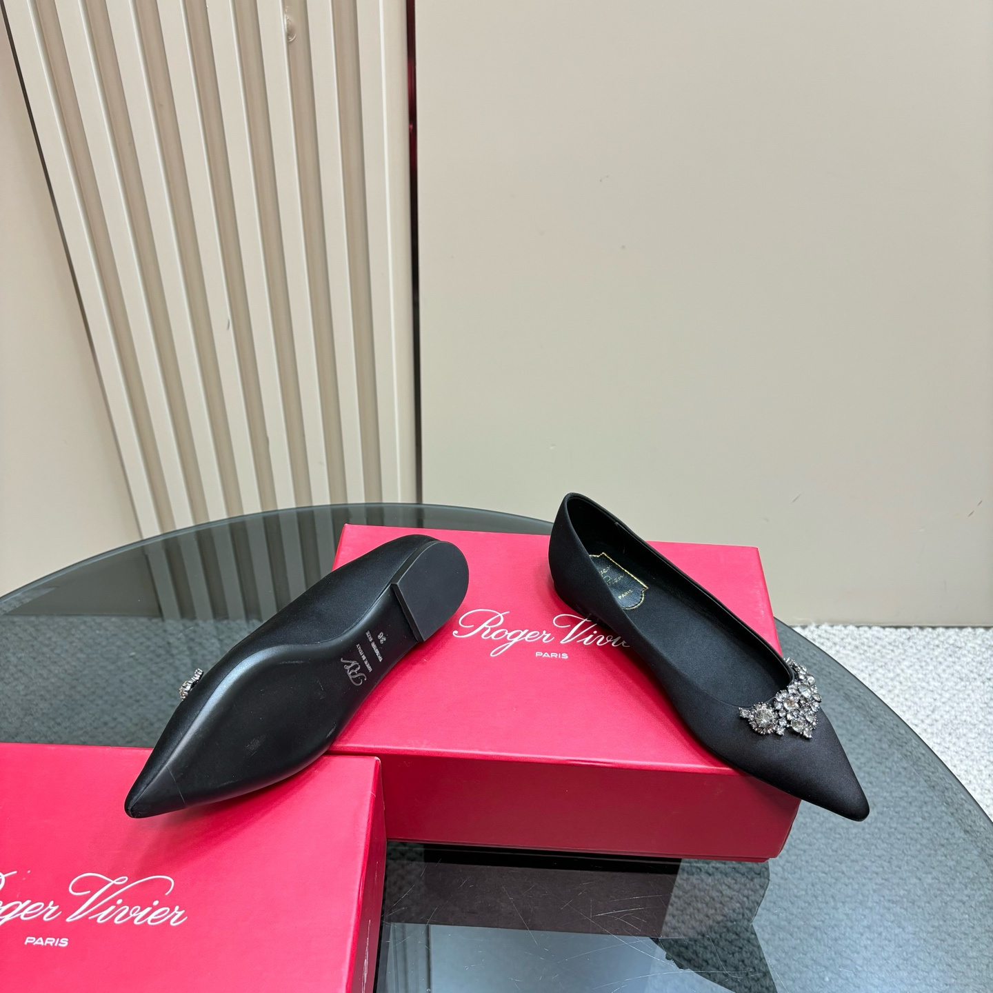 高仿RogerVivier*RVW5024水鑽尖頭平底鞋黑色免檢版