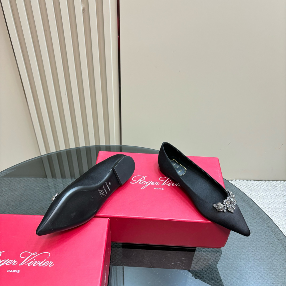 高仿RogerVivier*RVW5024水鑽尖頭平底鞋黑色免檢版