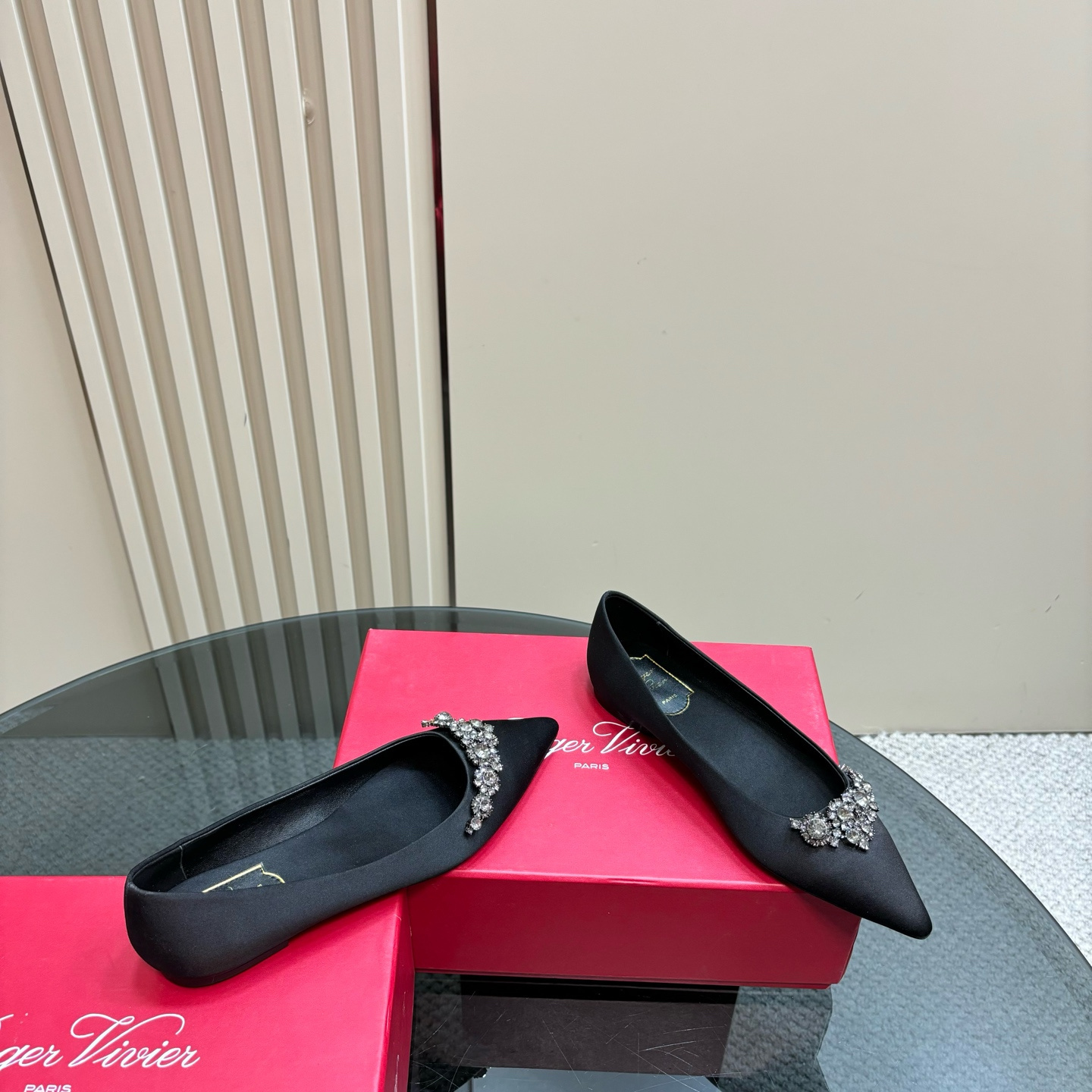 高仿RogerVivier*RVW5024水鑽尖頭平底鞋黑色免檢版