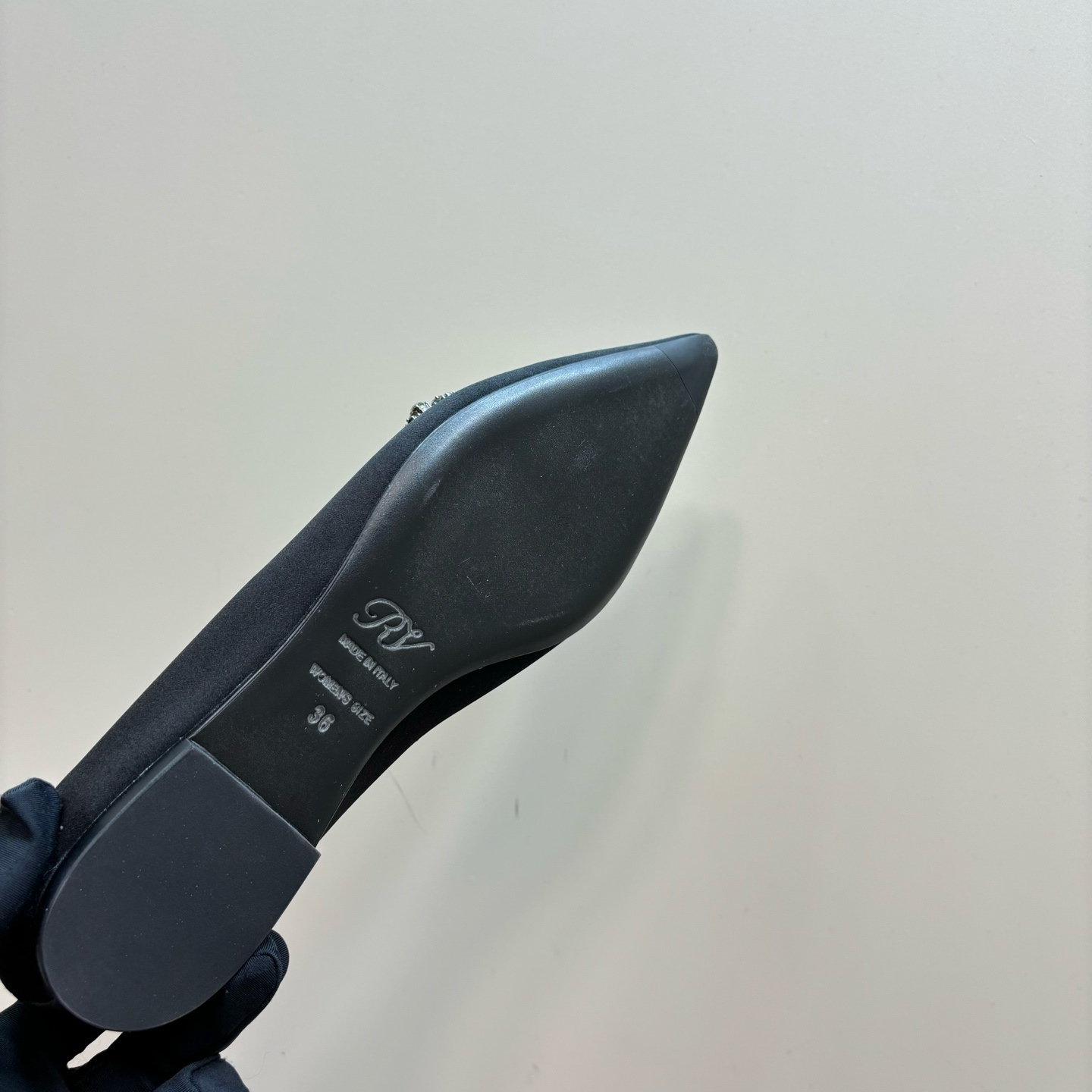 高仿RogerVivier*RVW5024水鑽尖頭平底鞋黑色免檢版