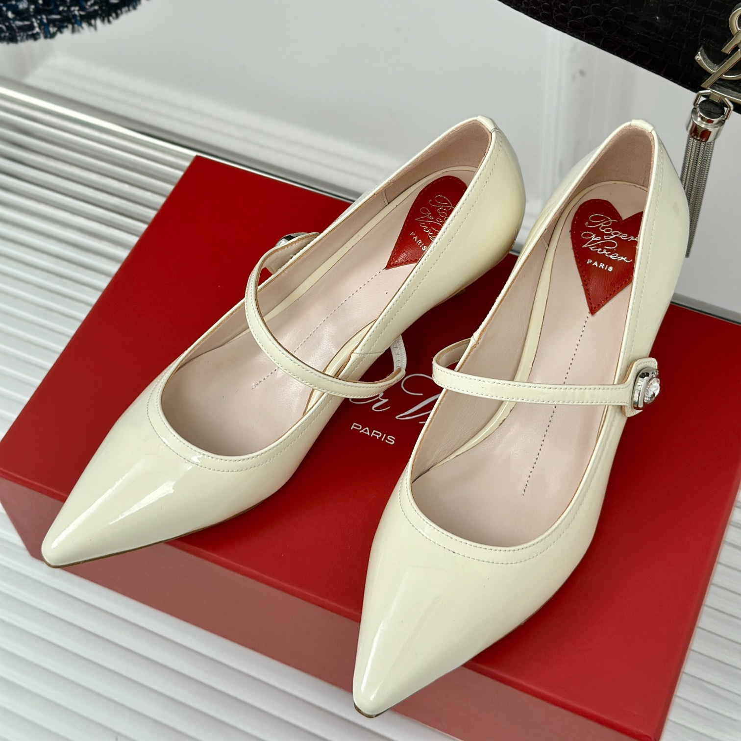 高仿RogerVivier*RVW6375尖頭鑽扣高踭鞋裸色5.6CM免檢版
