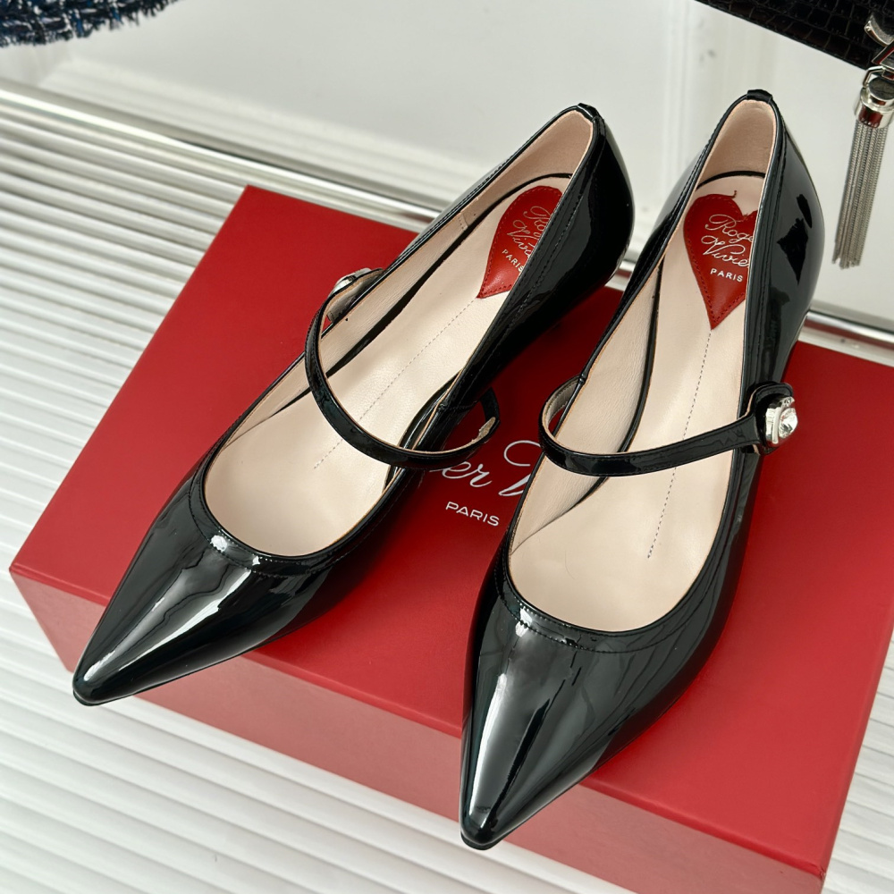 高仿RogerVivier*RVW6374尖頭鑽扣高踭鞋黑色5.6CM免檢版