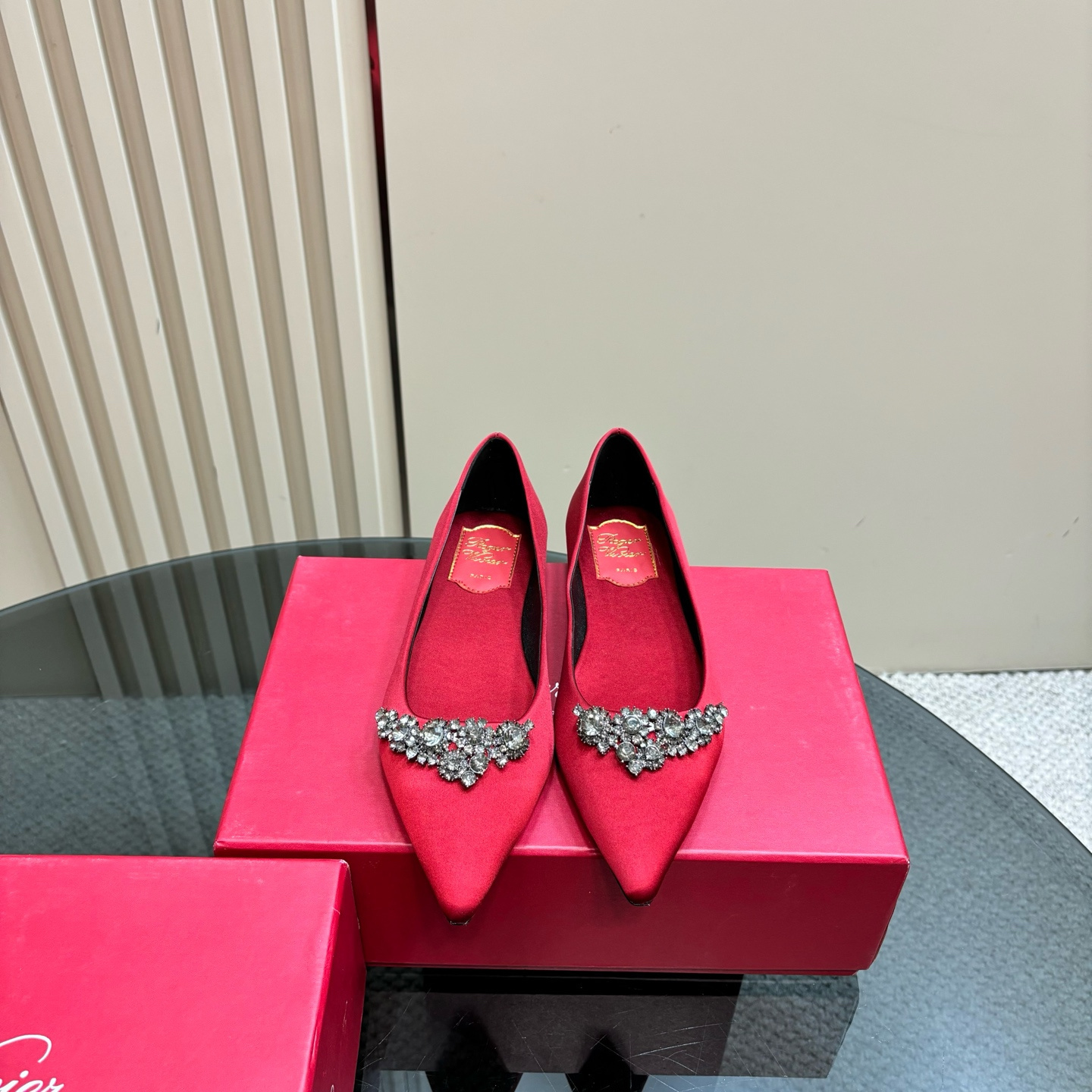 高仿RogerVivier*RVW5026水鑽尖頭平底鞋紅色免檢版