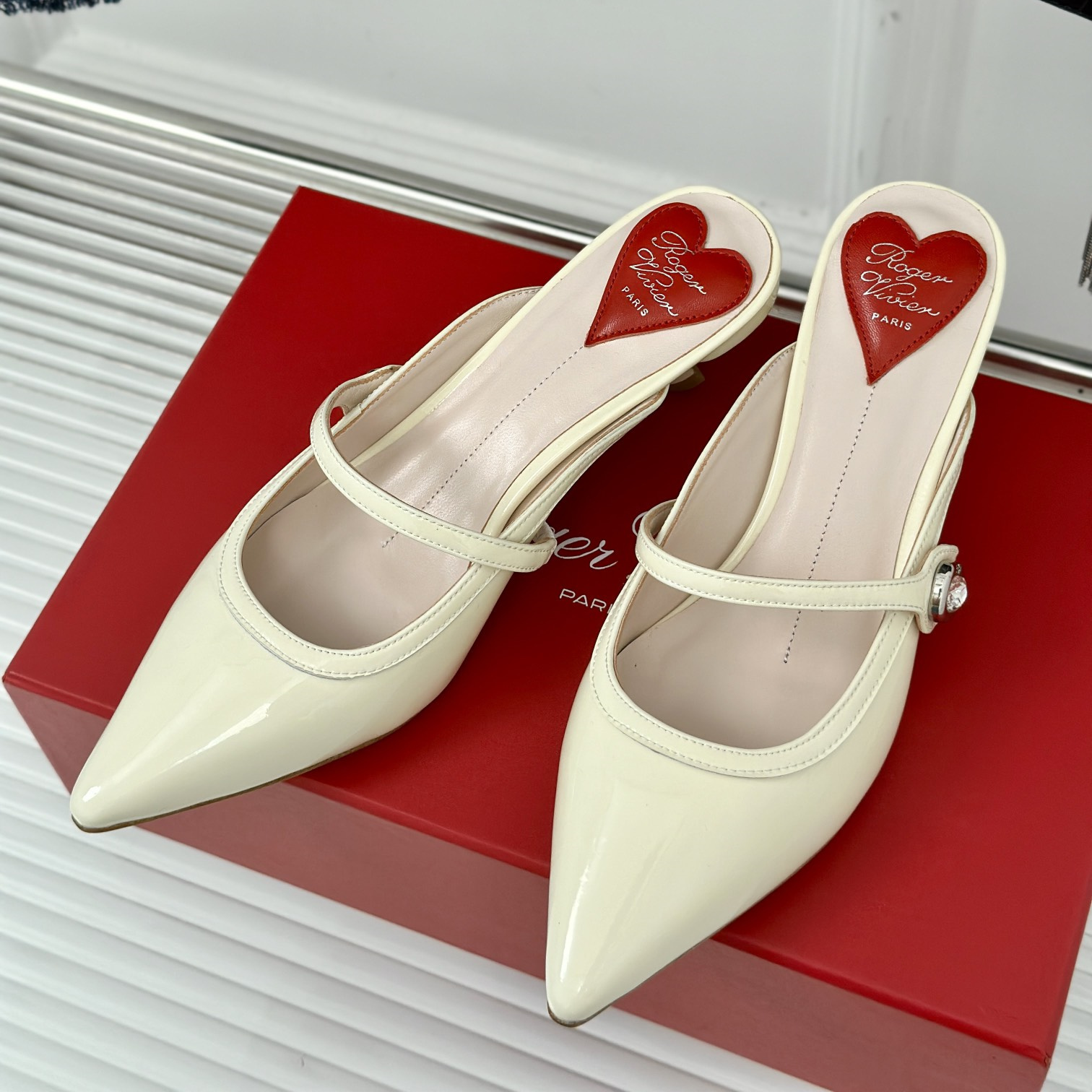 高仿RogerVivier*RVW6385尖頭鑽扣拖鞋裸色5.6CM免檢版