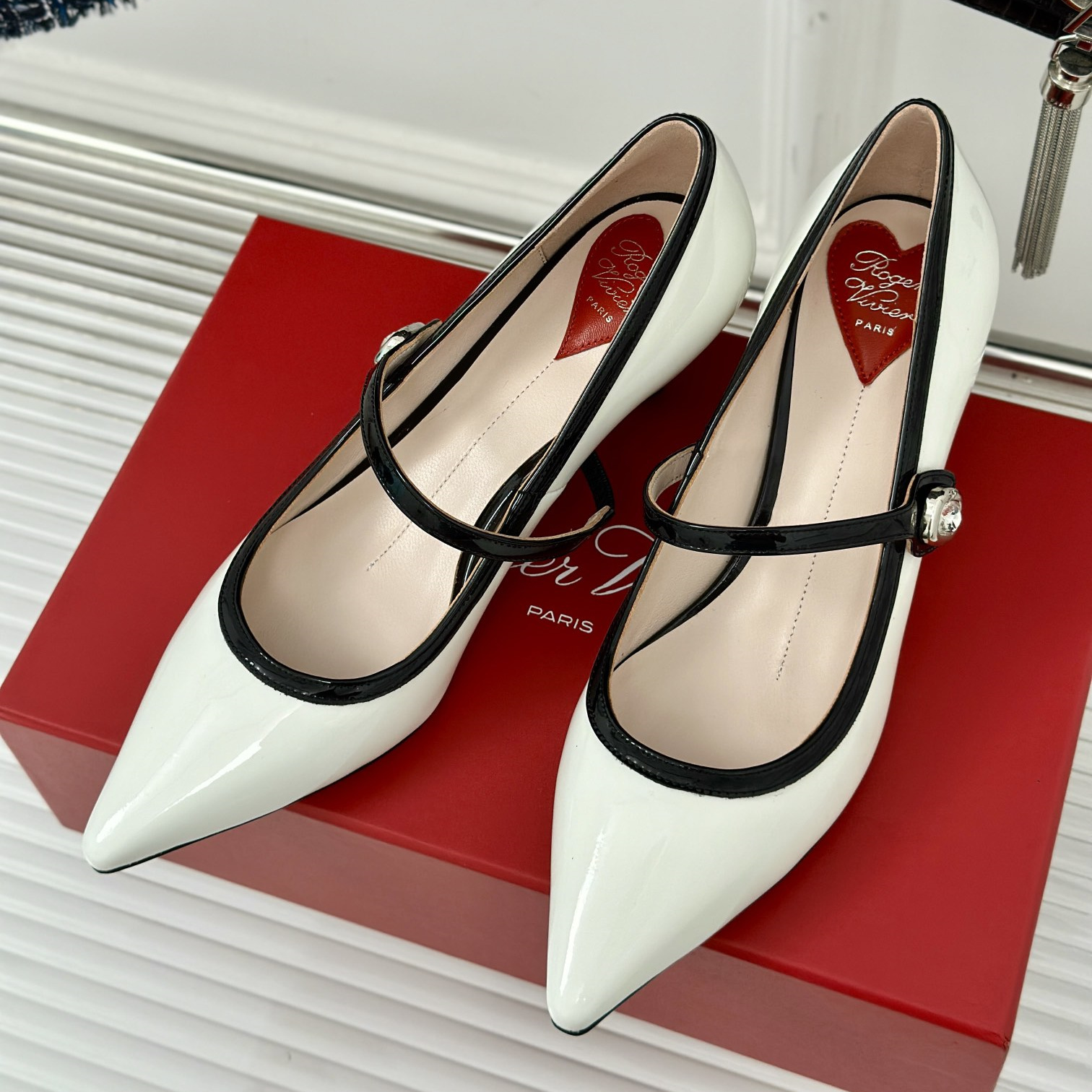 高仿RogerVivier*RVW6373尖頭鑽扣高踭鞋白色5.6CM免檢版