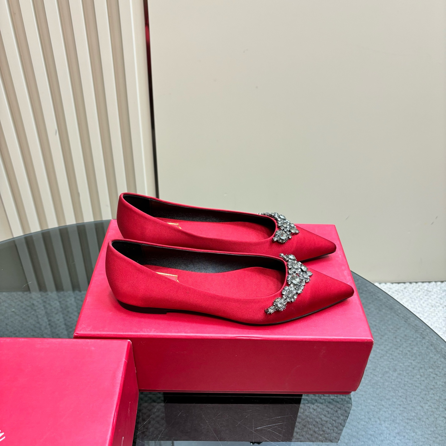 高仿RogerVivier*RVW5026水鑽尖頭平底鞋紅色免檢版