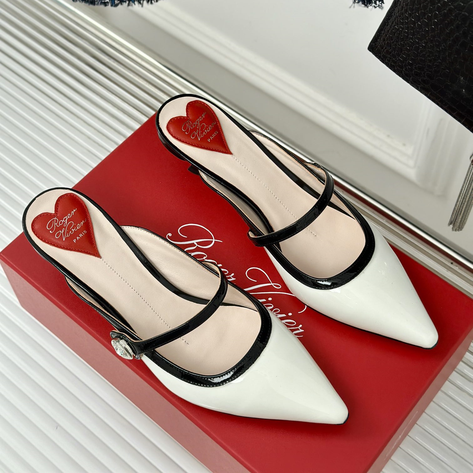 高仿RogerVivier*RVW6383尖頭鑽扣拖鞋白色5.6CM免檢版