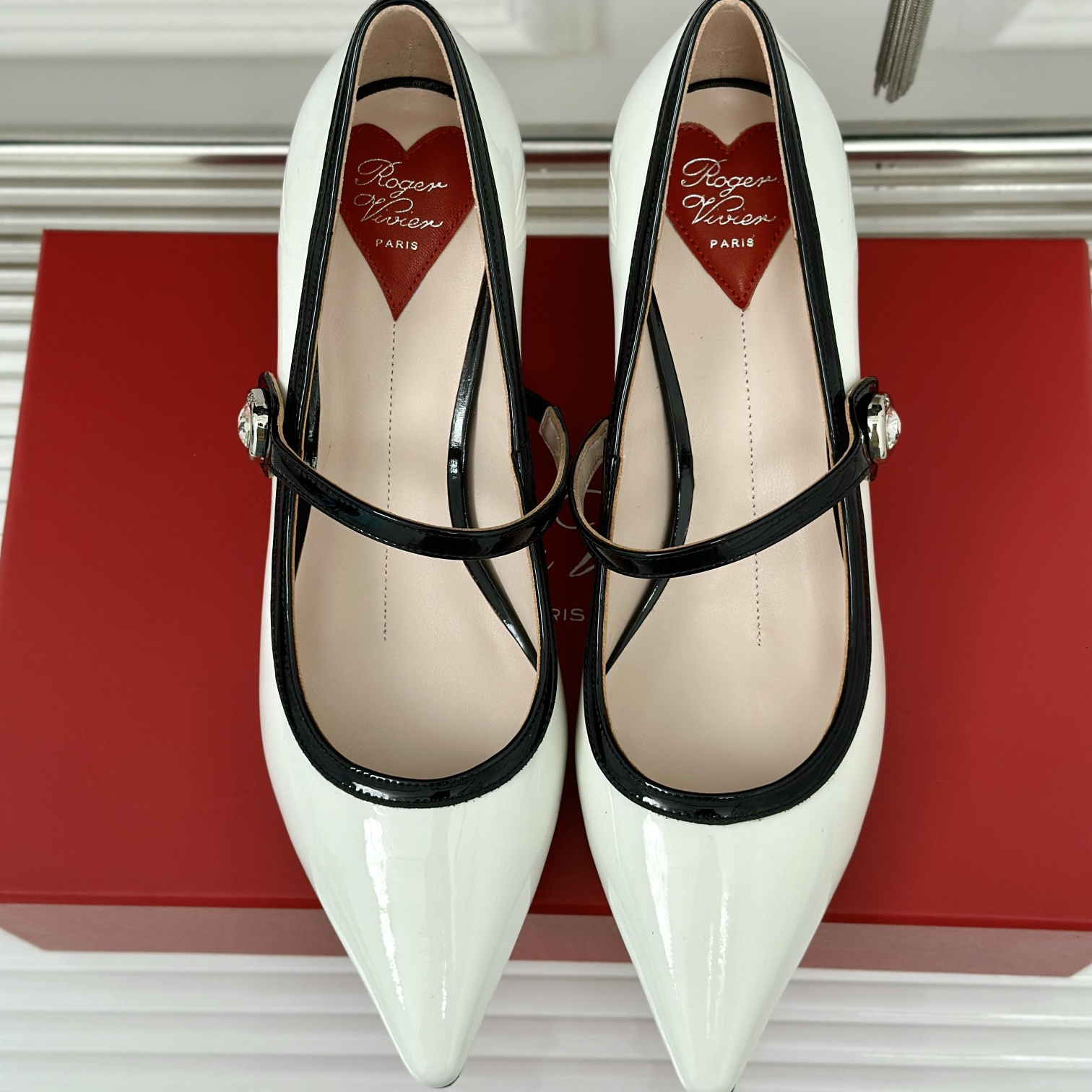 高仿RogerVivier*RVW6373尖頭鑽扣高踭鞋白色5.6CM免檢版