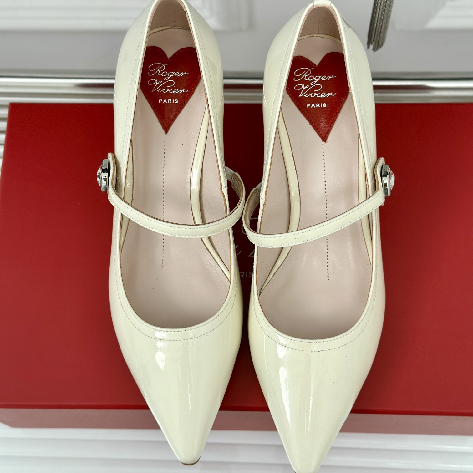高仿RogerVivier*RVW6375尖頭鑽扣高踭鞋裸色5.6CM免檢版