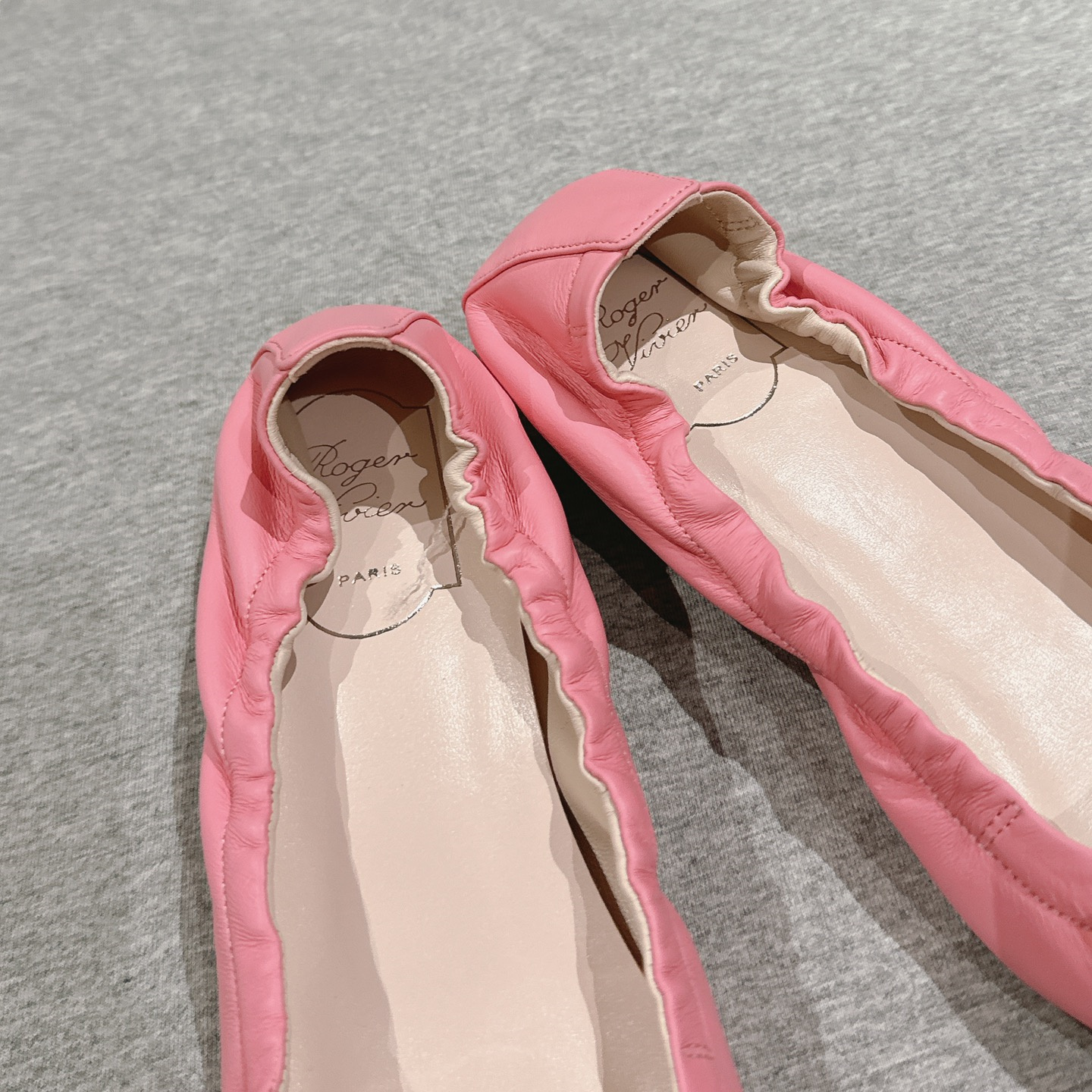 高仿RogerVivier*RVW7595方頭懶人平底鞋粉色免檢版