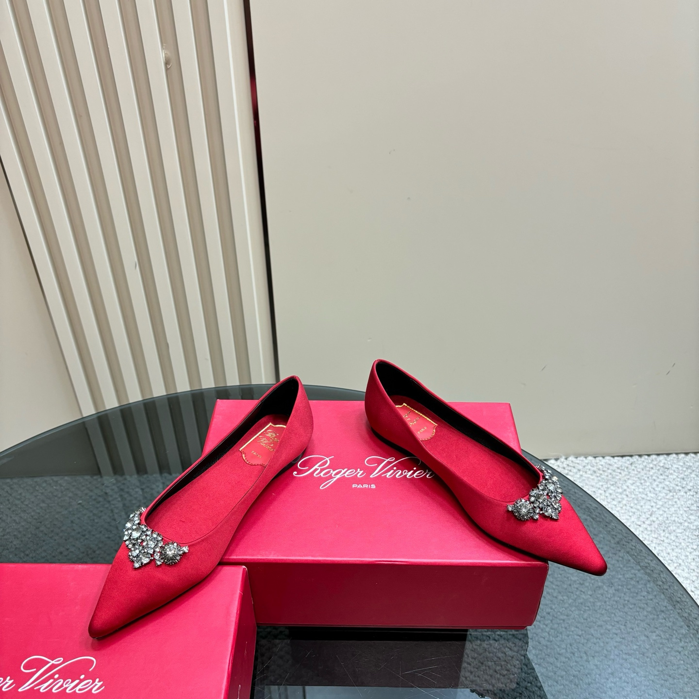 高仿RogerVivier*RVW5026水鑽尖頭平底鞋紅色免檢版