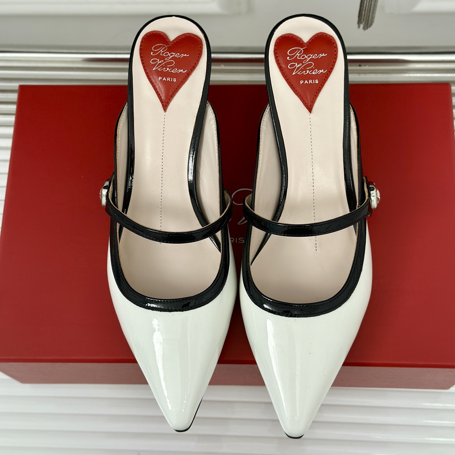 高仿RogerVivier*RVW6383尖頭鑽扣拖鞋白色5.6CM免檢版