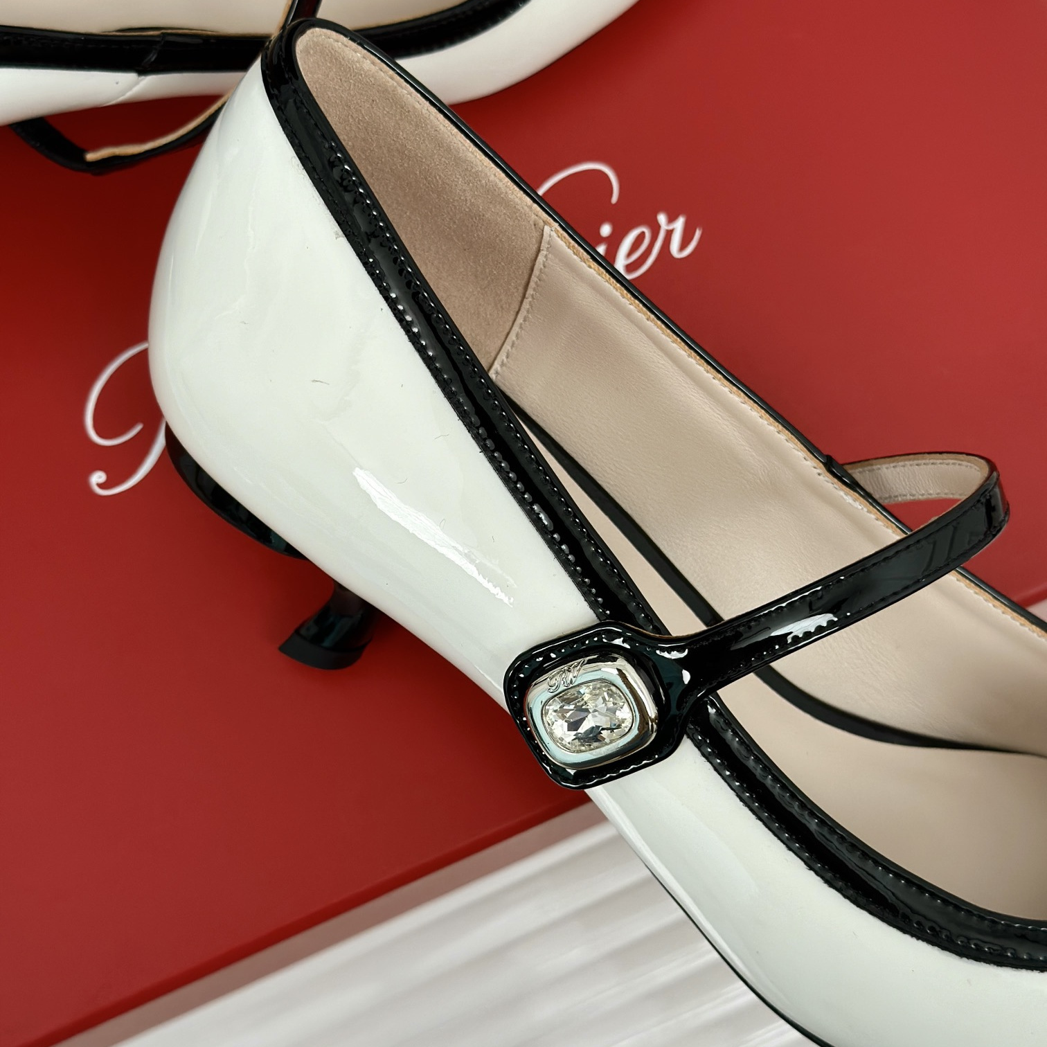 高仿RogerVivier*RVW6373尖頭鑽扣高踭鞋白色5.6CM免檢版