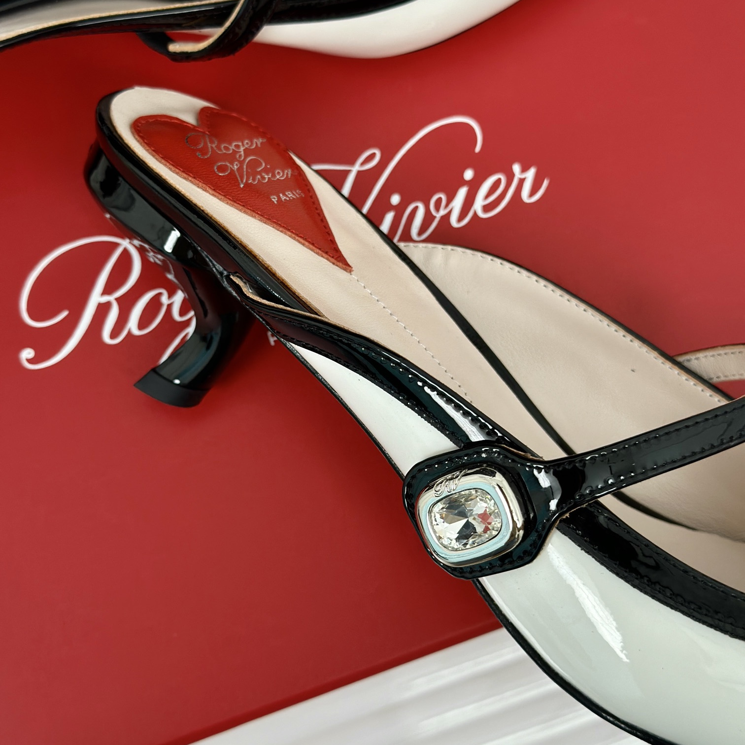 高仿RogerVivier*RVW6383尖頭鑽扣拖鞋白色5.6CM免檢版