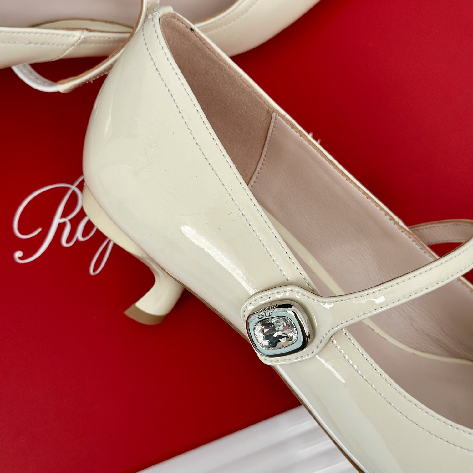 高仿RogerVivier*RVW6375尖頭鑽扣高踭鞋裸色5.6CM免檢版