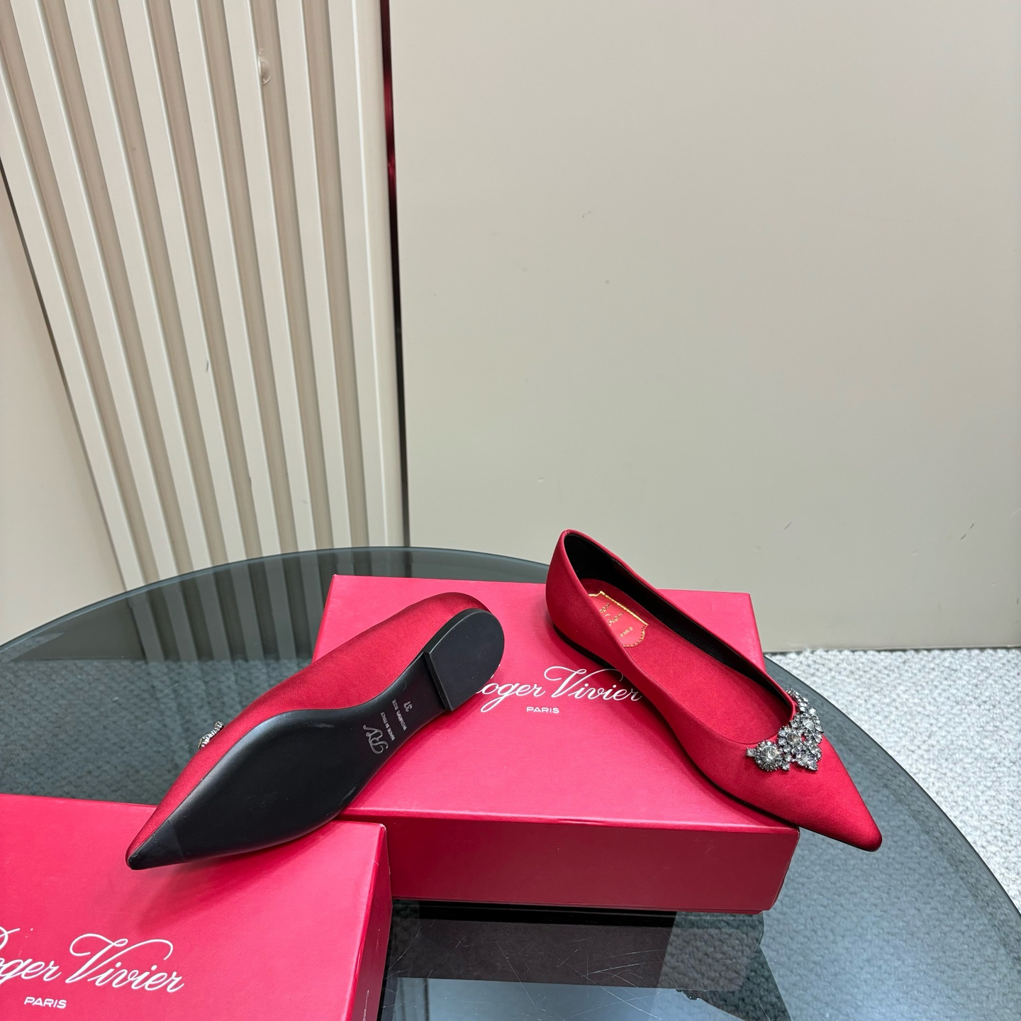 高仿RogerVivier*RVW5026水鑽尖頭平底鞋紅色免檢版