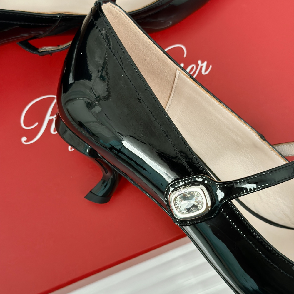 高仿RogerVivier*RVW6374尖頭鑽扣高踭鞋黑色5.6CM免檢版