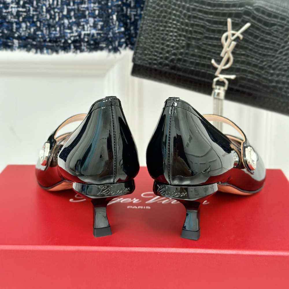 高仿RogerVivier*RVW6374尖頭鑽扣高踭鞋黑色5.6CM免檢版