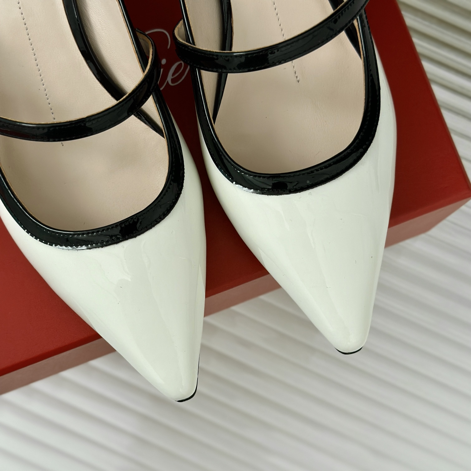 高仿RogerVivier*RVW6383尖頭鑽扣拖鞋白色5.6CM免檢版