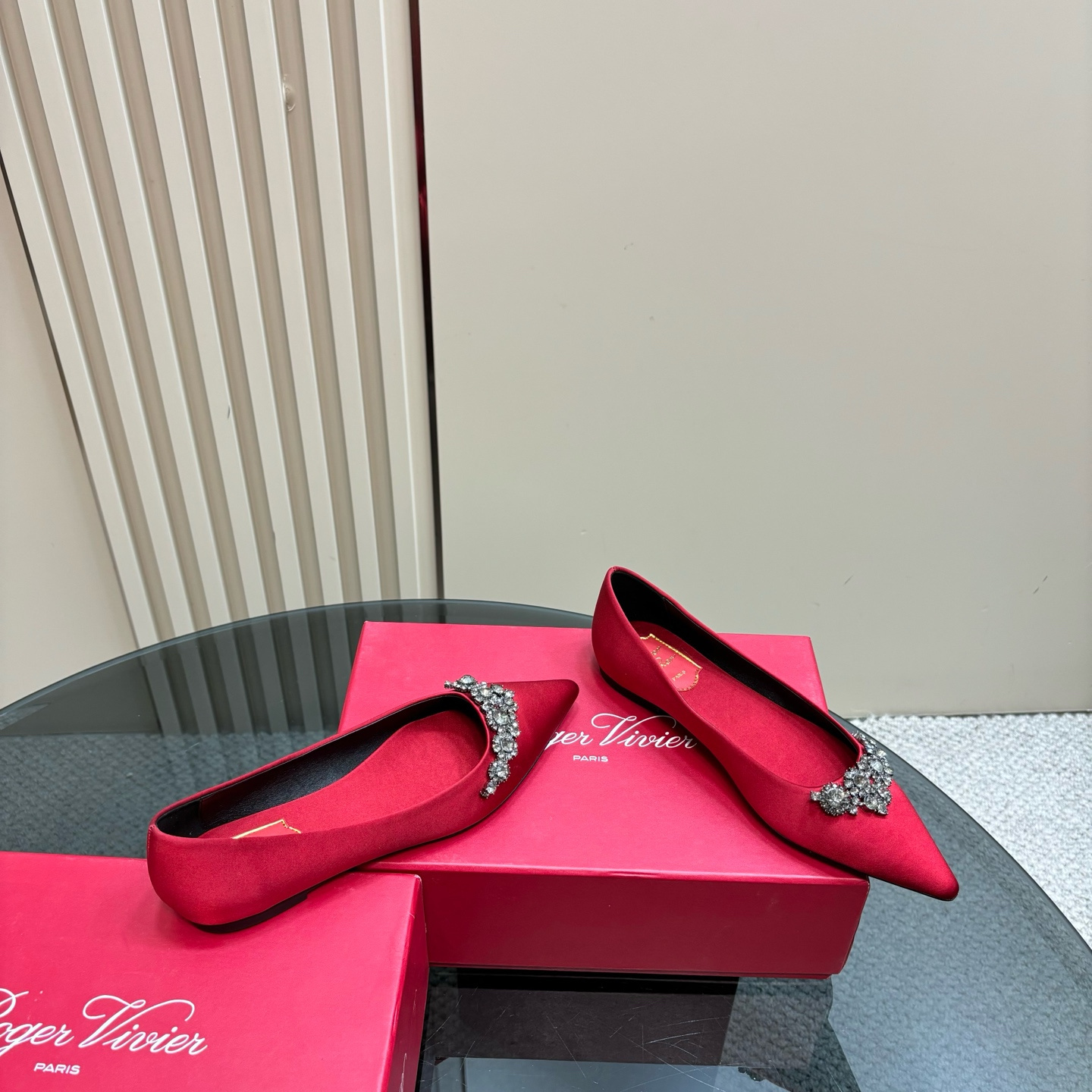 高仿RogerVivier*RVW5026水鑽尖頭平底鞋紅色免檢版