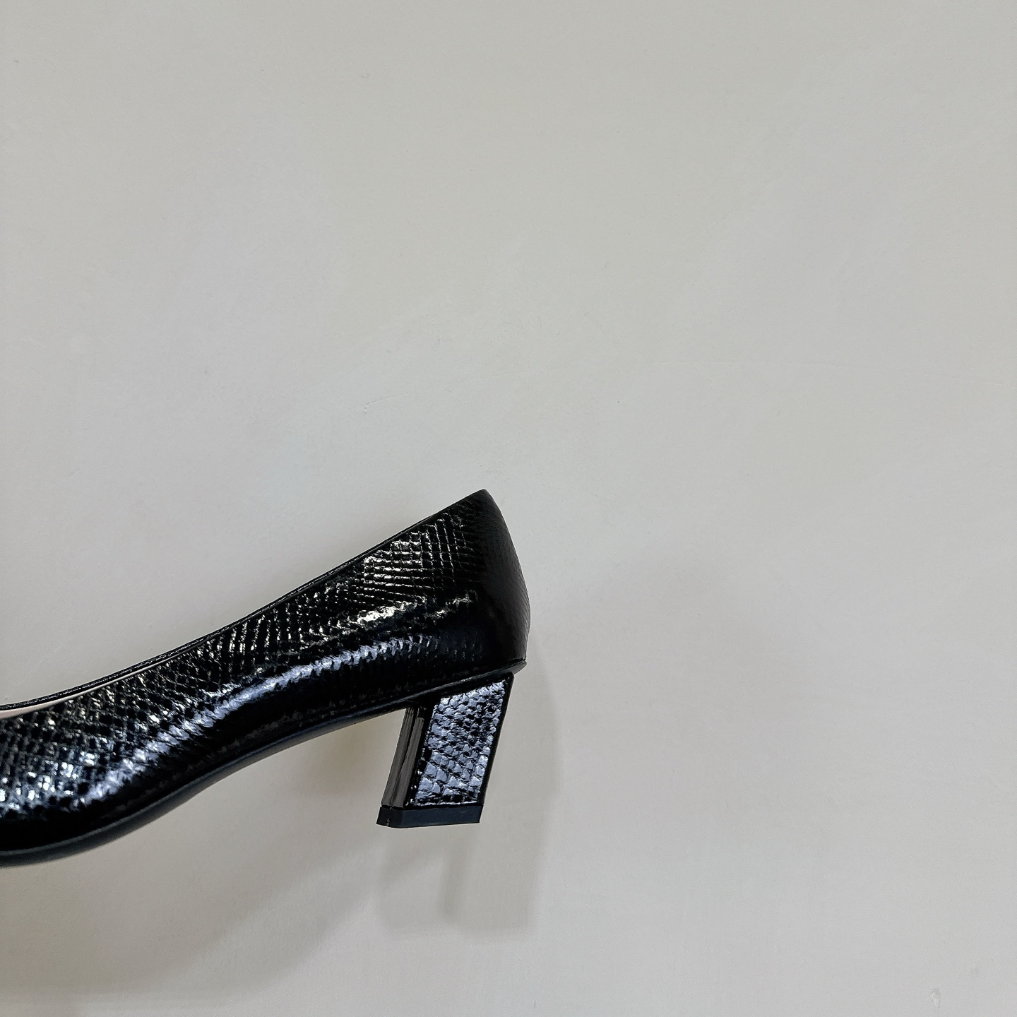 高仿RogerVivier*RVW0063水鑽中踭鞋蛇紋黑色4.5CM免檢版