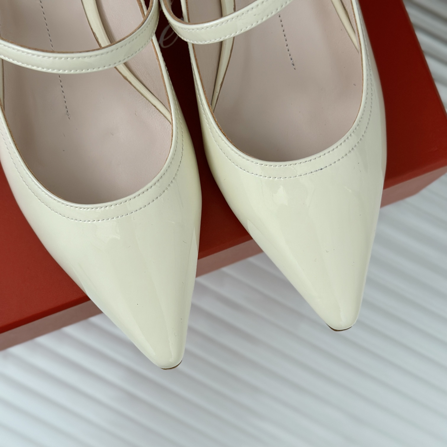 高仿RogerVivier*RVW6375尖頭鑽扣高踭鞋裸色5.6CM免檢版