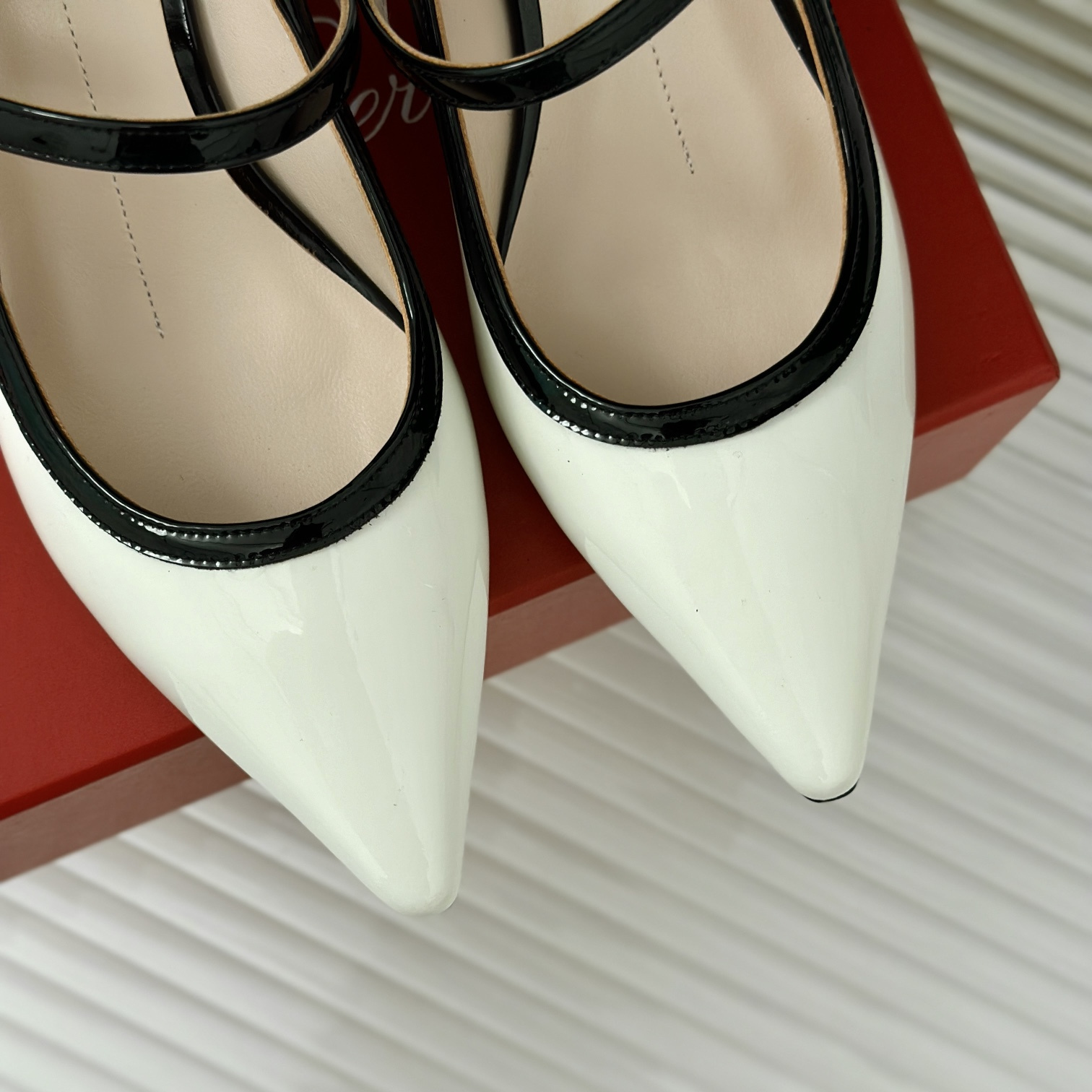 高仿RogerVivier*RVW6373尖頭鑽扣高踭鞋白色5.6CM免檢版