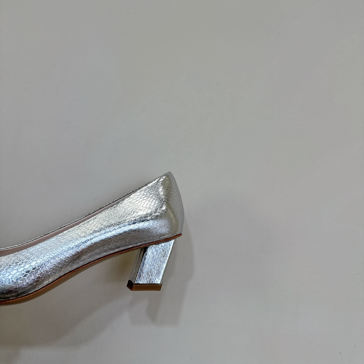 高仿RogerVivier*RVW0062水鑽中踭鞋蛇紋銀色4.5CM免檢版