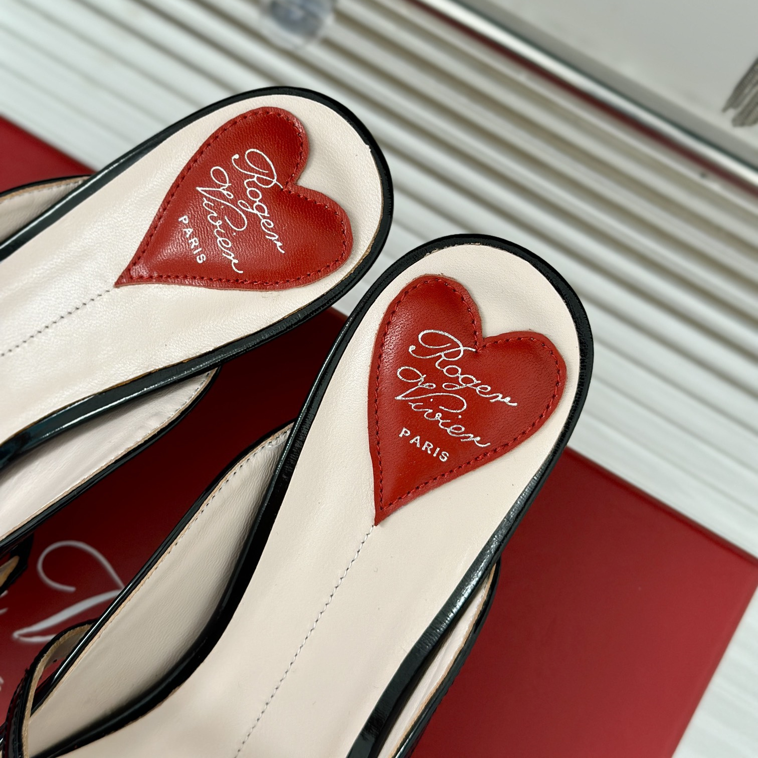 高仿RogerVivier*RVW6383尖頭鑽扣拖鞋白色5.6CM免檢版