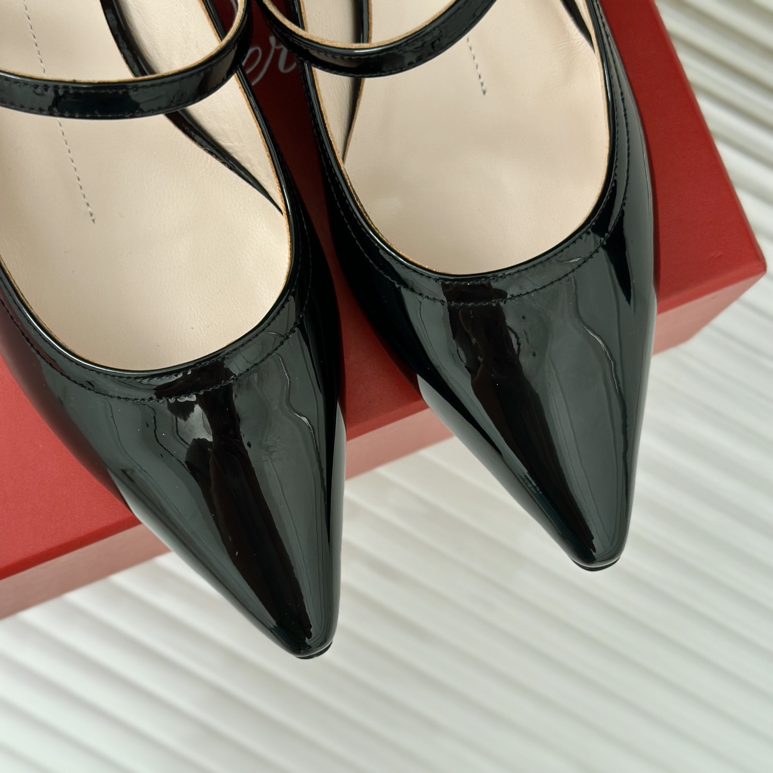 高仿RogerVivier*RVW6374尖頭鑽扣高踭鞋黑色5.6CM免檢版