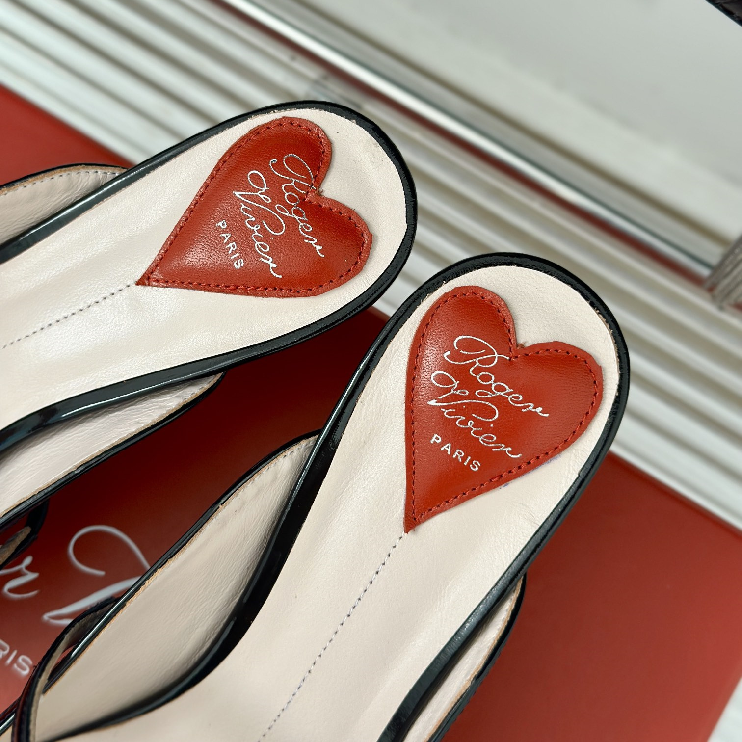 高仿RogerVivier*RVW6384尖頭鑽扣拖鞋黑色5.6CM免檢版