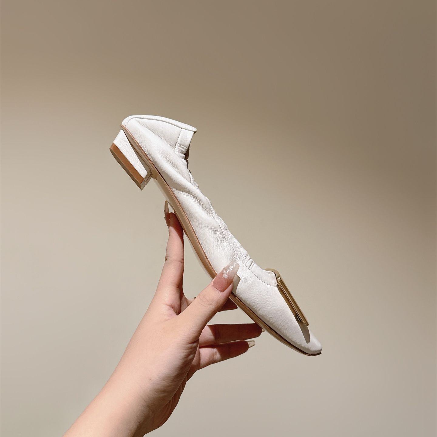 高仿RogerVivier*RVW7594方頭懶人平底鞋白色免檢版