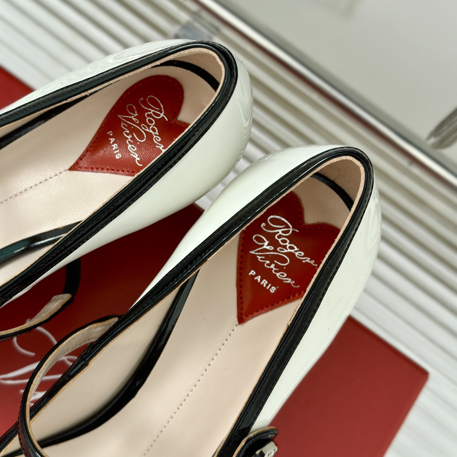 高仿RogerVivier*RVW6373尖頭鑽扣高踭鞋白色5.6CM免檢版