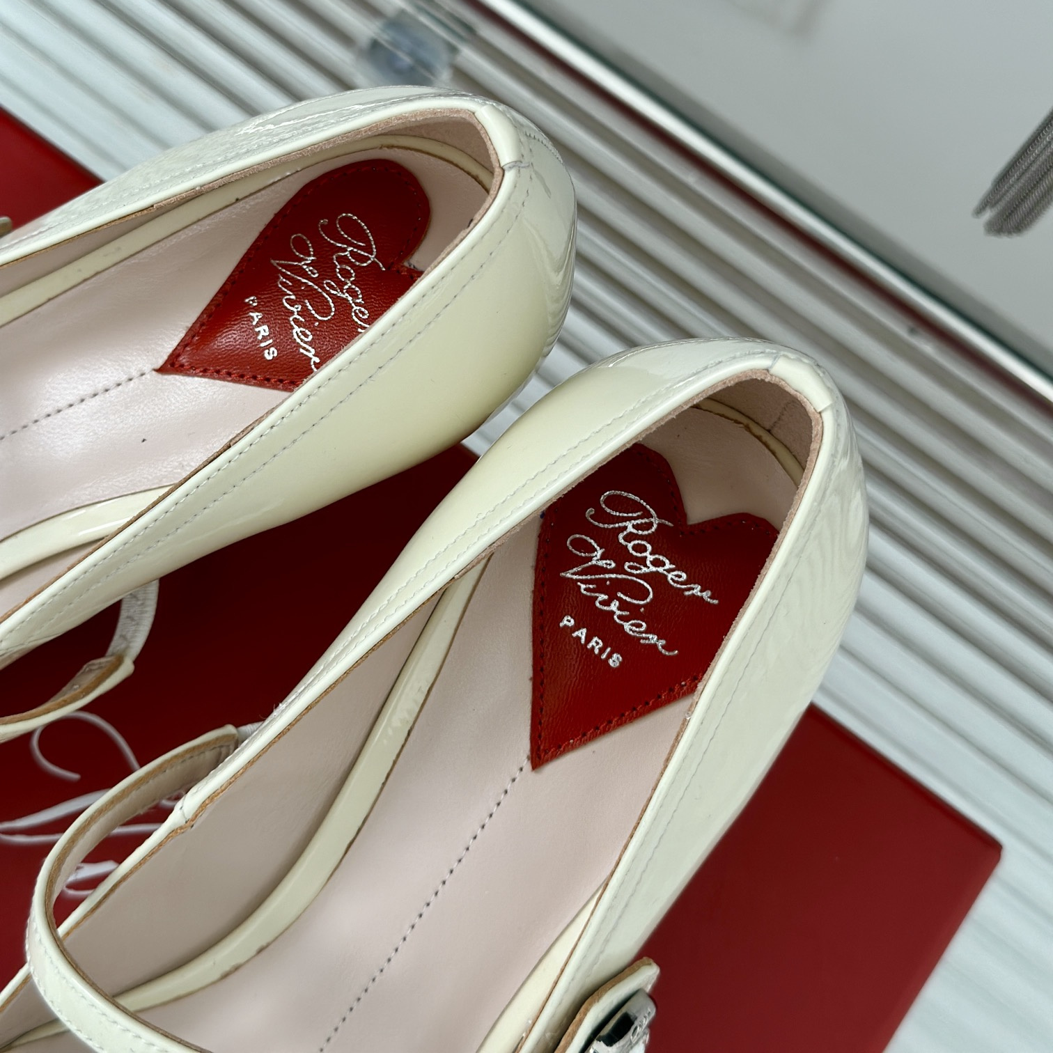 高仿RogerVivier*RVW6375尖頭鑽扣高踭鞋裸色5.6CM免檢版