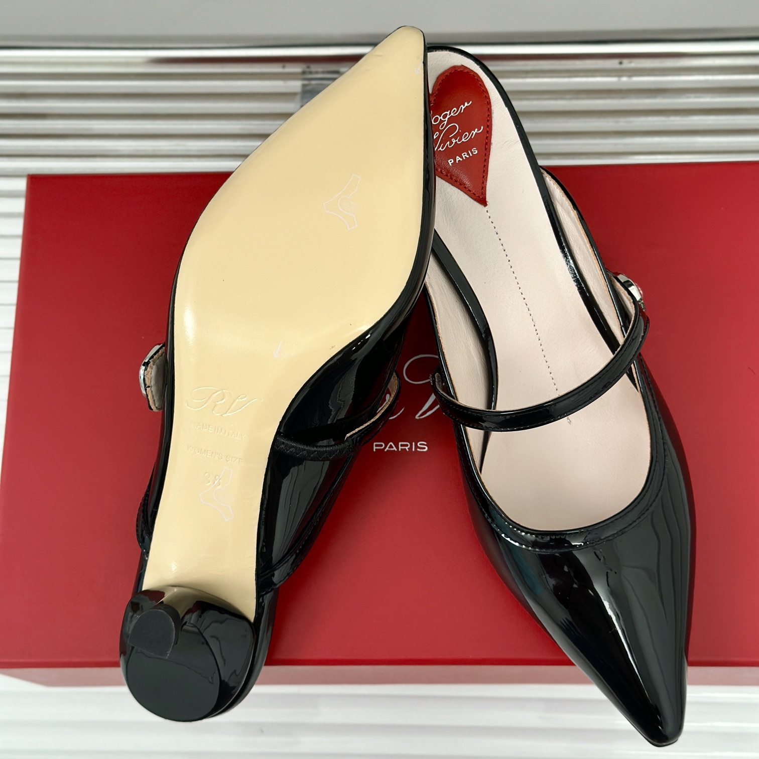 高仿RogerVivier*RVW6384尖頭鑽扣拖鞋黑色5.6CM免檢版