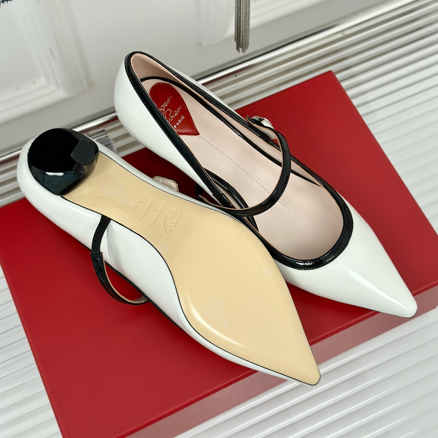 高仿RogerVivier*RVW6373尖頭鑽扣高踭鞋白色5.6CM免檢版