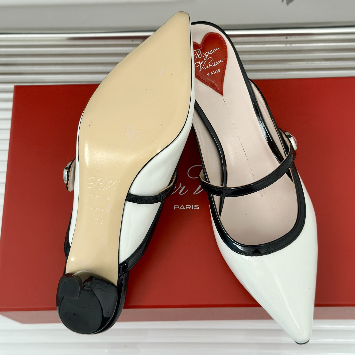 高仿RogerVivier*RVW6383尖頭鑽扣拖鞋白色5.6CM免檢版
